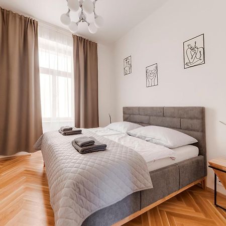 New Town Oases Apartment Praha Bagian luar foto