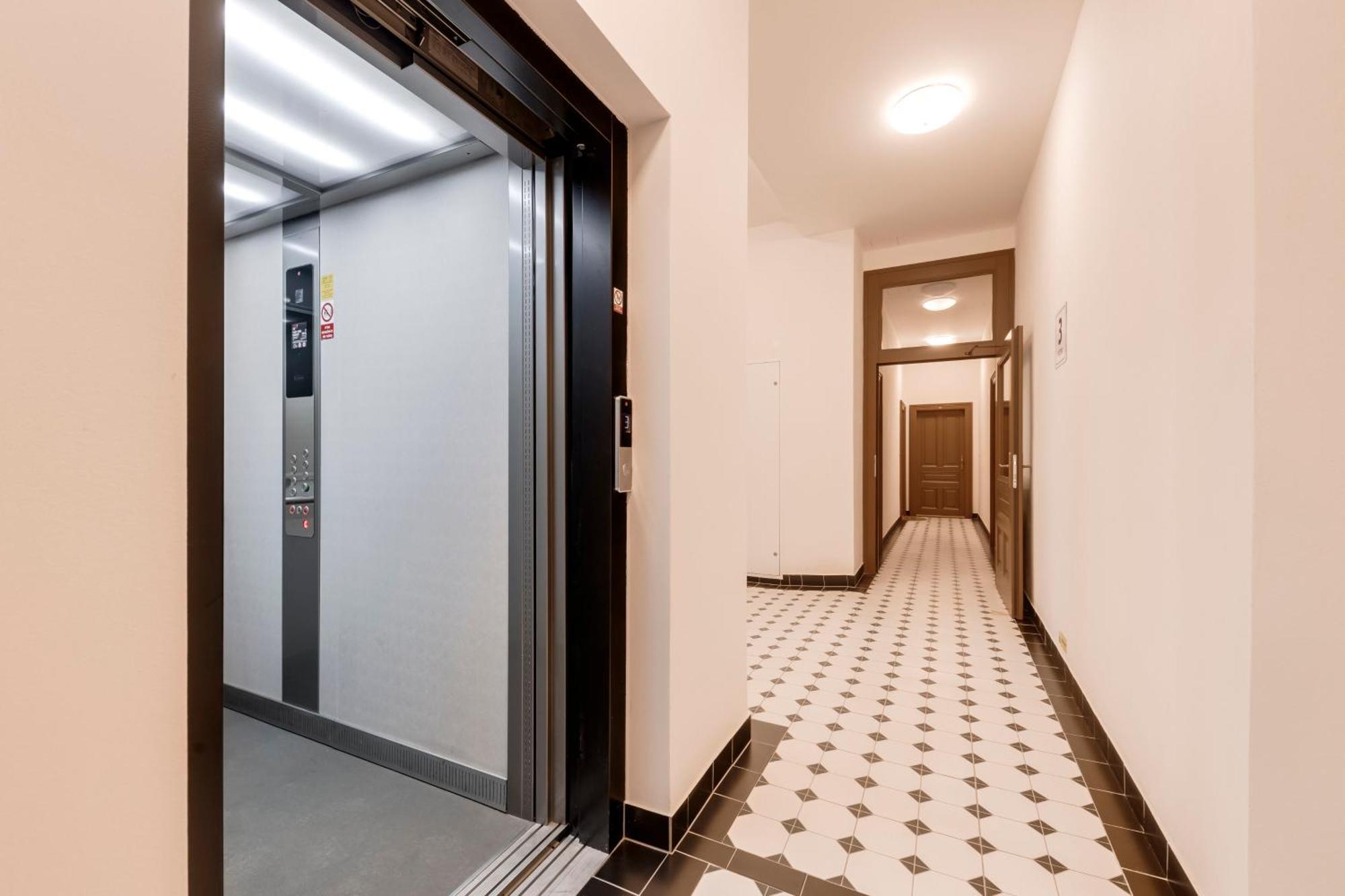 New Town Oases Apartment Praha Bagian luar foto
