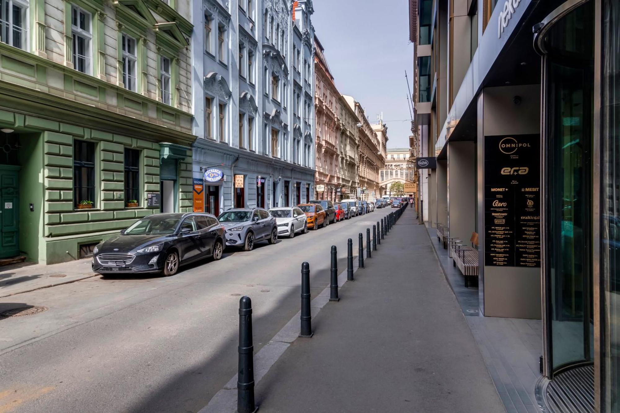 New Town Oases Apartment Praha Bagian luar foto