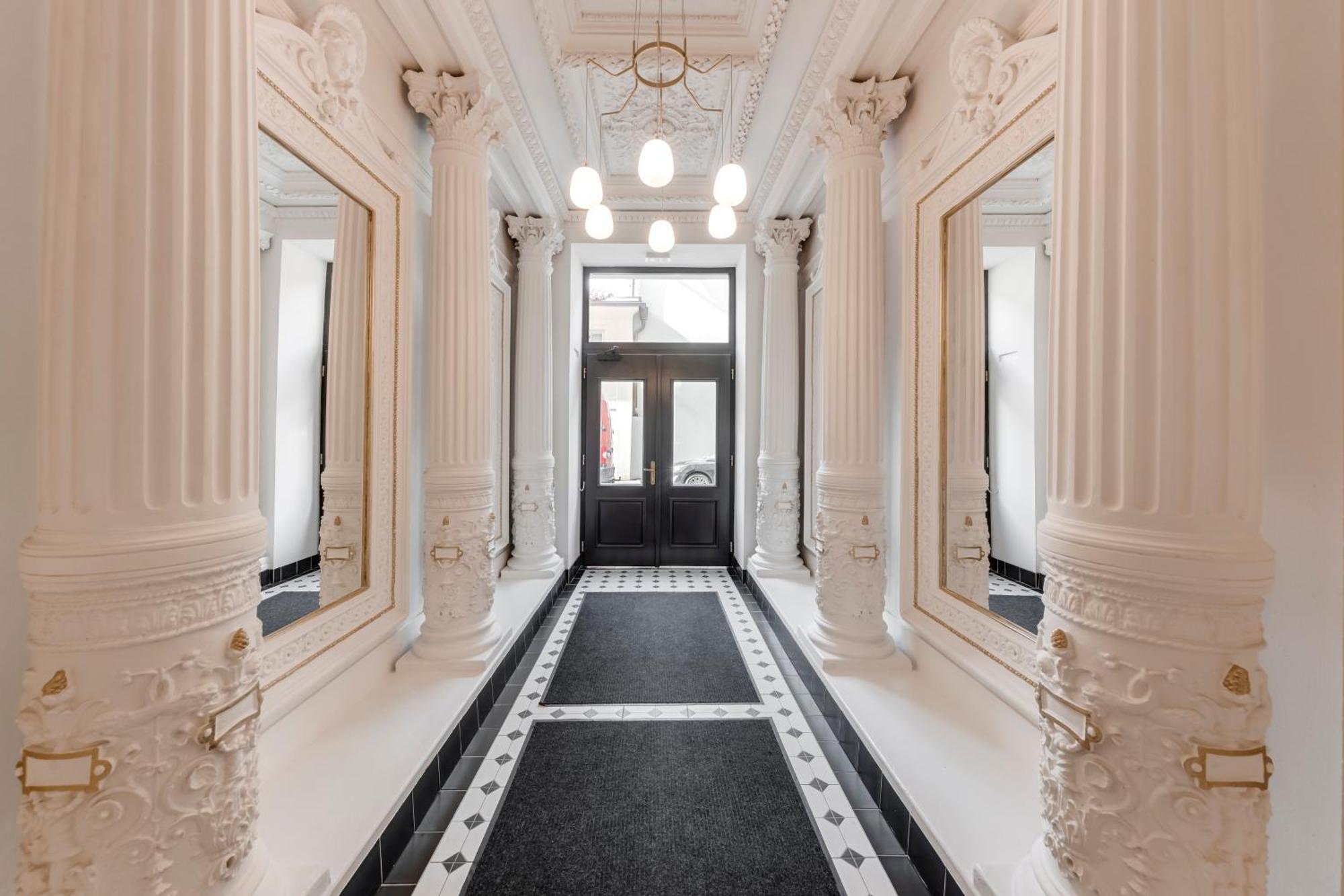 New Town Oases Apartment Praha Bagian luar foto