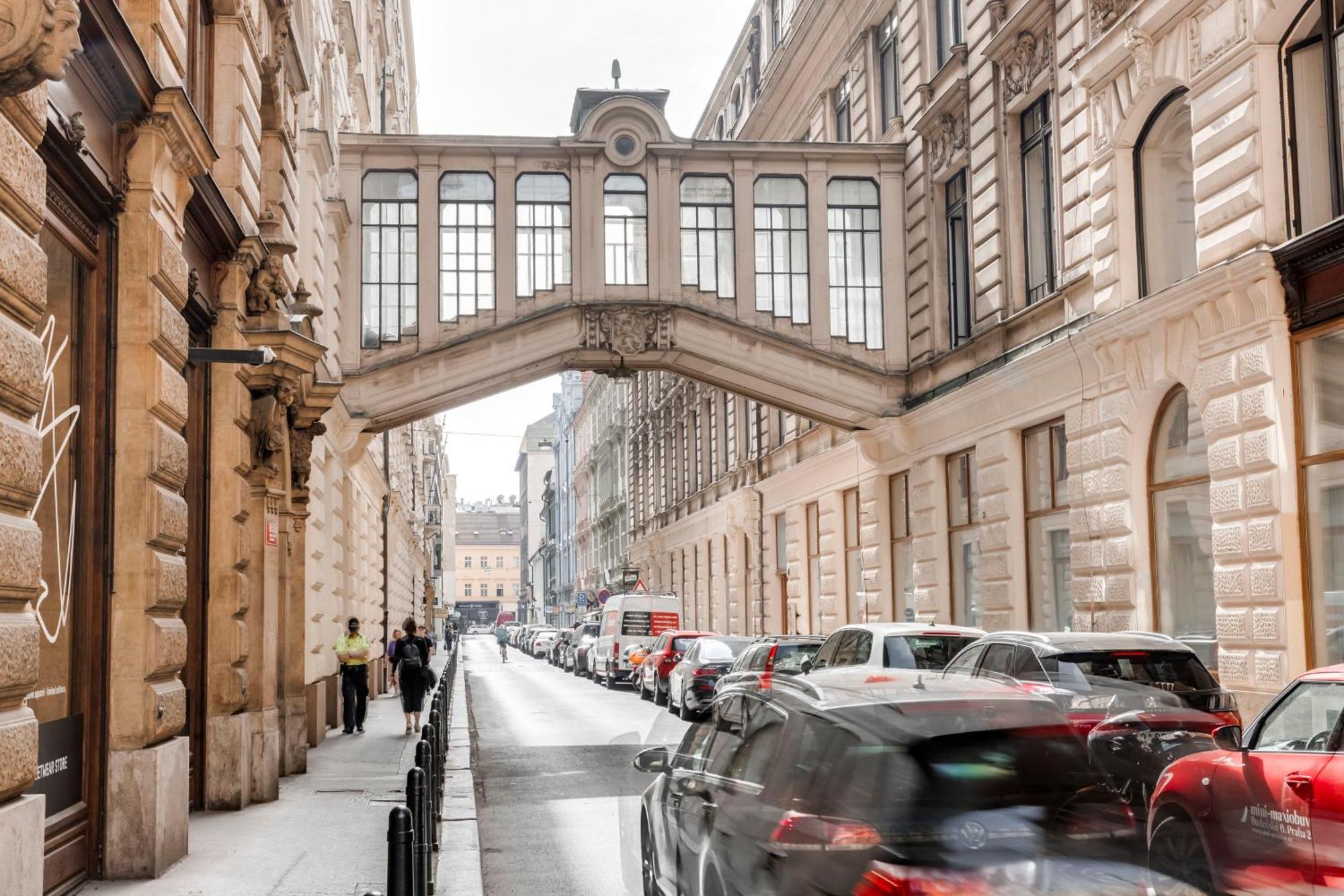 New Town Oases Apartment Praha Bagian luar foto